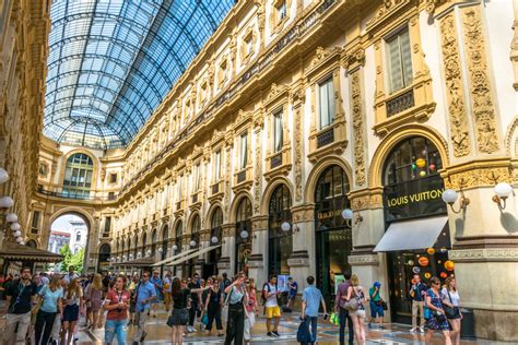 luxury shopping streets milan.